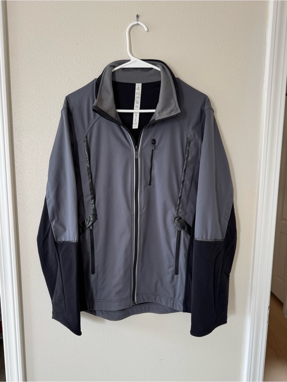 Men's Small Lululemon Chillstop 360 Grey and Black Softshell Jacket